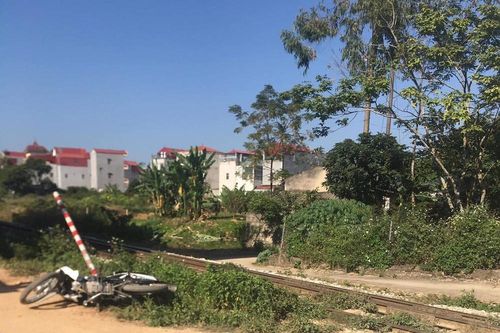 Cố vượt qua đường, hai nữ sinh bị tàu hỏa húc văng khỏi xe máy