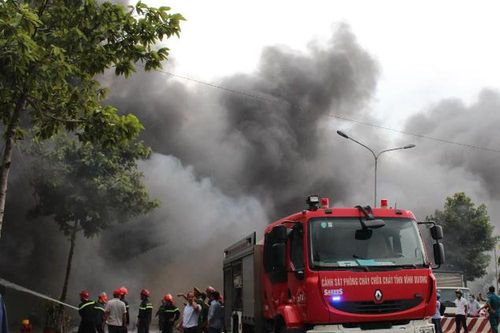 'Bà hỏa' thiêu rụi kho phế liệu và hai quán cà phê