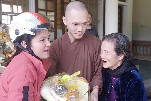Trao 345 suất quà cho người mù
