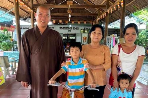 Trao quà cho học sinh, người dân vùng lũ miền Trung