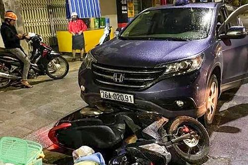 Thai phụ sắp sinh bị ôtô hất văng