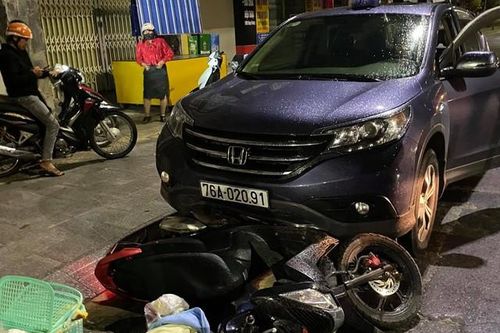 Kinh hãi cảnh ô tô 'nuốt' xe máy chở thai phụ rồi kéo lê trên phố