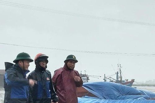 Bão số 13 áp sát đất liền: 5 người bị thương, 1 huyện đảo mất liên lạc