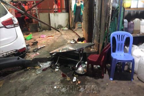 Xe mất lái lao vào quán ăn vỉa hè khiến nhiều người bị thương