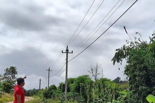 Nghịch lý dây điện chạy qua mái nhà nhưng vẫn không có điện sử dụng