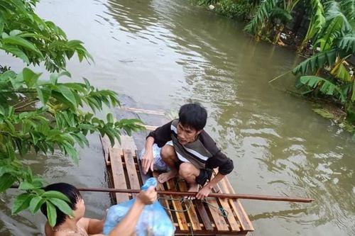 Xúc động những tấm chân tình trao gửi vùng lũ Miền Trung