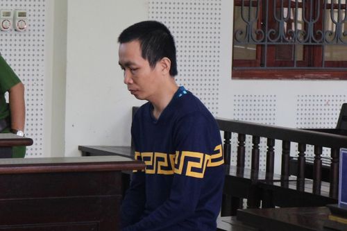 Xin tiền uống rượu không được, con trai dùng dao đâm bố