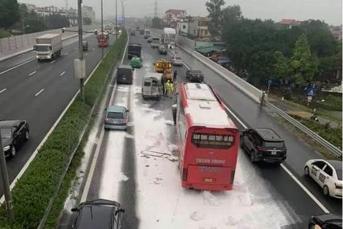Hàng chục bao bột rơi xuống cao tốc Pháp Vân khiến xe khách húc văng ô tô 16 chỗ