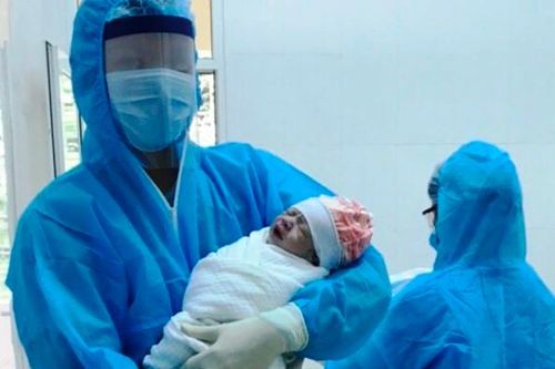 Sản phụ 'mẹ tròn con vuông' ở khu cách ly Lào Cai