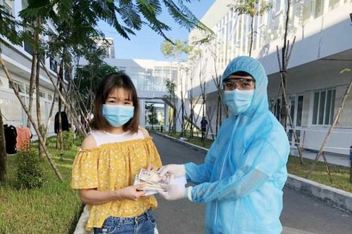 Cô gái vui mừng khi được trả lại xấp Yên Nhật làm rơi trong thùng rác khu cách ly