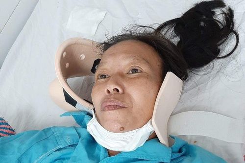 Nhà nghèo còn gặp cái eo