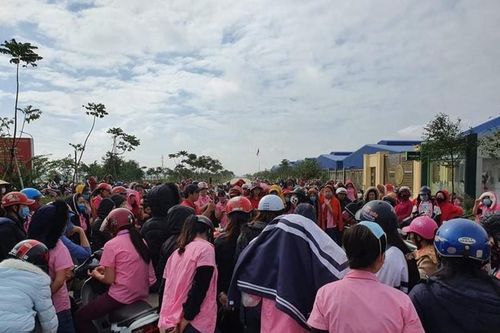Nghệ An: Hàng trăm công nhân không được vào làm việc sau khi nghỉ về chạy lũ