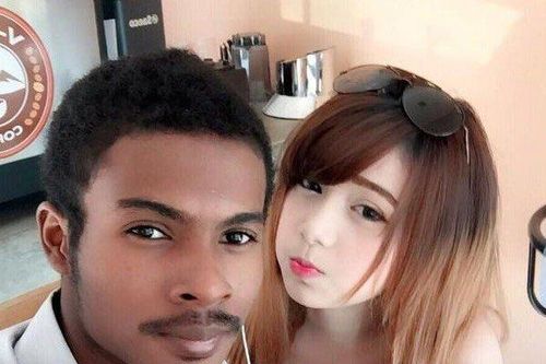 Cặp 'chồng cú vợ tiên' nổi tiếng sinh con, nhìn 2 con gái ai cũng sốc