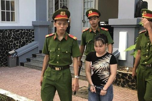 Cô gái trẻ bật khóc khi lĩnh án 9 năm tù về tội Mua bán người