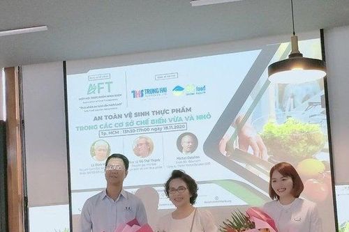 Chuyên gia phân tích chất cực độc trong pate chay và đồ ăn đóng hộp