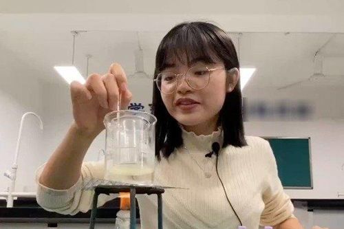 Cô giáo dạy Hóa gây 'bão mạng' khi tự tay làm son dưỡng tặng học sinh