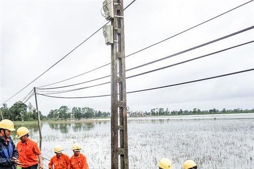 Kịp thời khôi phục hệ thống điện nông thôn sau bão lũ