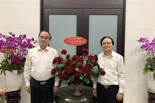 Bộ trưởng Phùng Xuân Nhạ thăm, chúc mừng các nguyên Bộ trưởng GD&ĐT