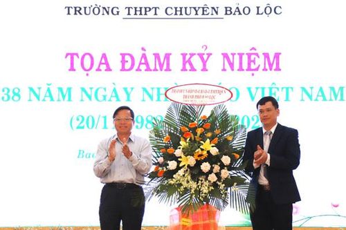 5 nhà giáo Trường THPT Chuyên Bảo Lộc nhận Kỷ niệm chương ''Vì sự nghiệp giáo dục''