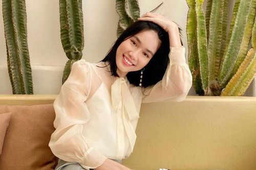 Cô gái vàng trong làng Pháp ngữ
