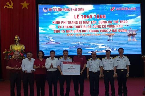 Ngân hàng Agribank tặng máy tập thể thao và máy củng cố vườn rau cho nhà giàn DK1