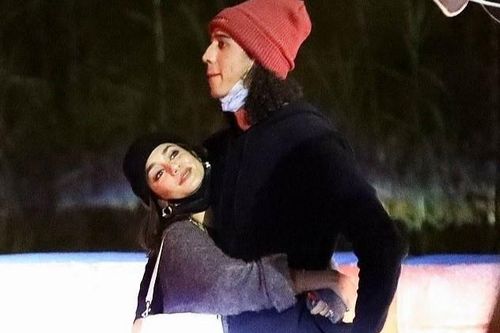 Vanessa Hudgens hẹn hò cầu thủ bóng chày