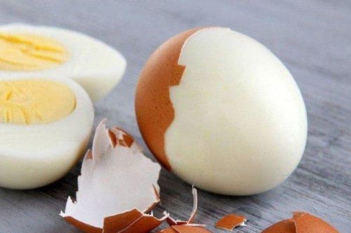 Luộc trứng nhớ thêm 2 thứ này vào, trứng vừa thơm ngon lại tự róc vỏ
