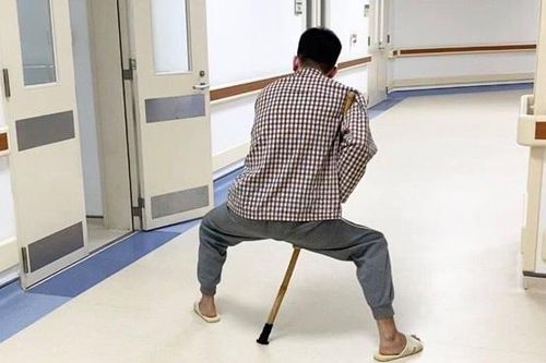 Thay khớp háng thành công cho nam thanh niên ''người cua''