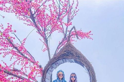 Đi du lịch gặp mưa to, đôi bạn nghĩ kế check-in 'lầy lội' hút nghìn like
