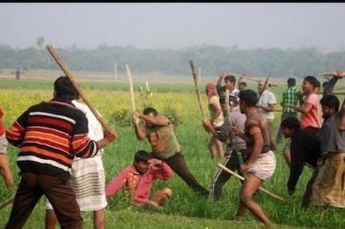 Mâu thuẫn trong lúc uống bia, nhóm côn đồ vác hung khí đánh hội đồng bạn nhậu