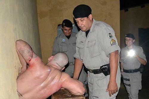 Vượt ngục bất thành vì thân hình 'bụng bia' không vừa với lối thoát