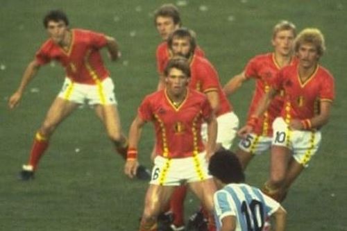 Bức ảnh gây hiểu nhầm nổi tiếng của Maradona