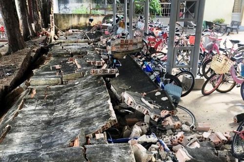 27m tường rào trường tiểu học bất ngờ đổ sập