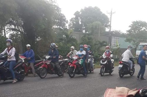 Xe máy va chạm với xe tải khiến hai học sinh tử vong