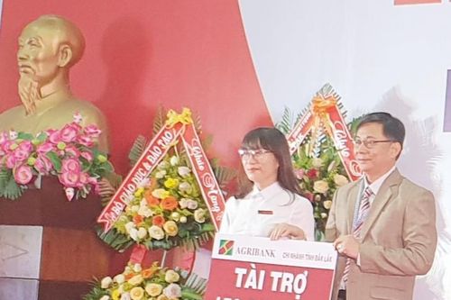 Agribank chi nhánh Đăk Lăk ghi dấu ấn trong hoạt động tài trợ an sinh giáo dục