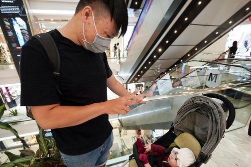 Những ông bố trông con cho vợ 'săn sale' ngày Black Friday