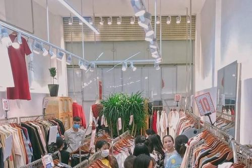 Hà Nội: Không khí mua sắm Black Friday sôi nổi về đêm
