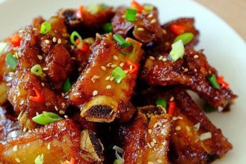 Món ngon cuối tuần: Cách làm sườn chiên mắm tỏi ăn thử là mê