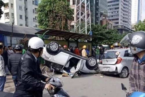 Hà Nội: Tai nạn liên hoàn, xe ô tô lật ngữa giữa phố