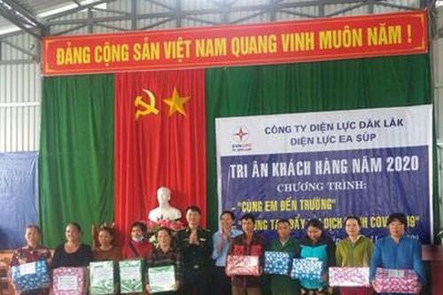 Đắk Lắk lắp đặt công trình 'Thắp sáng vùng biên' tại huyện Ea Súp