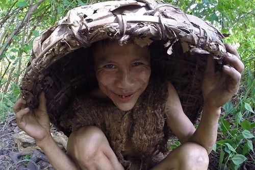 Cuộc sống nghiệt ngã của những chàng Tarzan phải 'gửi mình' cho rừng xanh