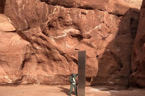 Chóp đá trơ trọi sau khi khối kim loại bí ẩn ở Utah biến mất