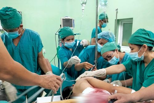 Nam sinh 16 tuổi bị cây gỗ keo đâm xuyên người