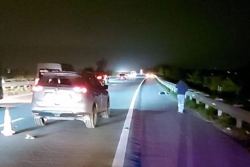 Bị ô tô đâm tử vong khi đi bộ trên cao tốc