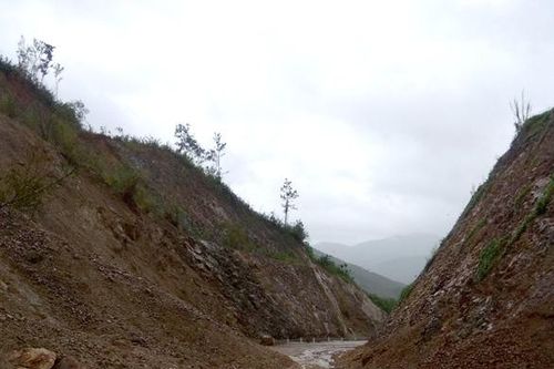 Phú Yên mưa lớn gây ngập lụt, chia cắt giao thông