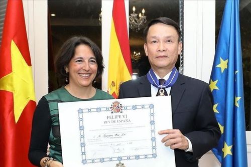 Tổng Giám đốc TTXVN Nguyễn Đức Lợi vinh dự nhận Huân chương Công trạng dân sự Encomienda của Nhà vua Tây Ban Nha