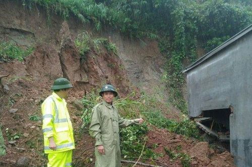Nhiều ngôi nhà bị sập, vùi lấp do sạt lở núi