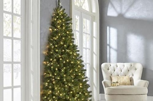 Bạn có thể mua 'một nửa cây thông' để tiết kiệm diện tích khi trang trí