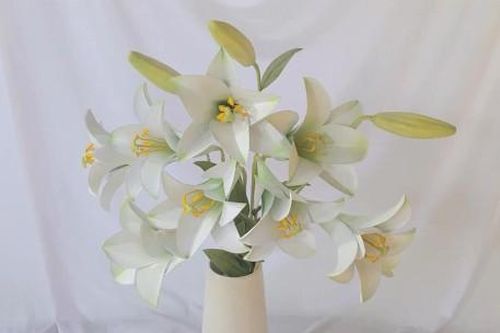Cô gái mắc bệnh xương thủy tinh và những bông hoa Handmade