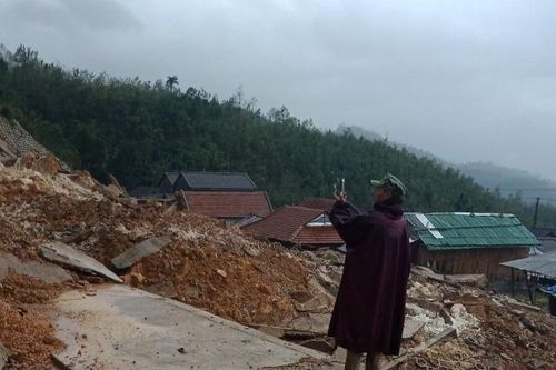 Lại sạt lở núi ở Quảng Ngãi, người dân 3 thôn bị cô lập
